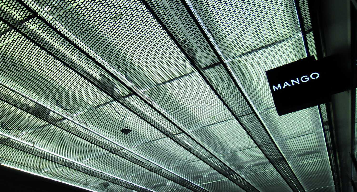 Voorbeeld van een strekmetaal plafond systeem met led verlichting voor het winkelcentrum aan het Emmaplein in Zeist