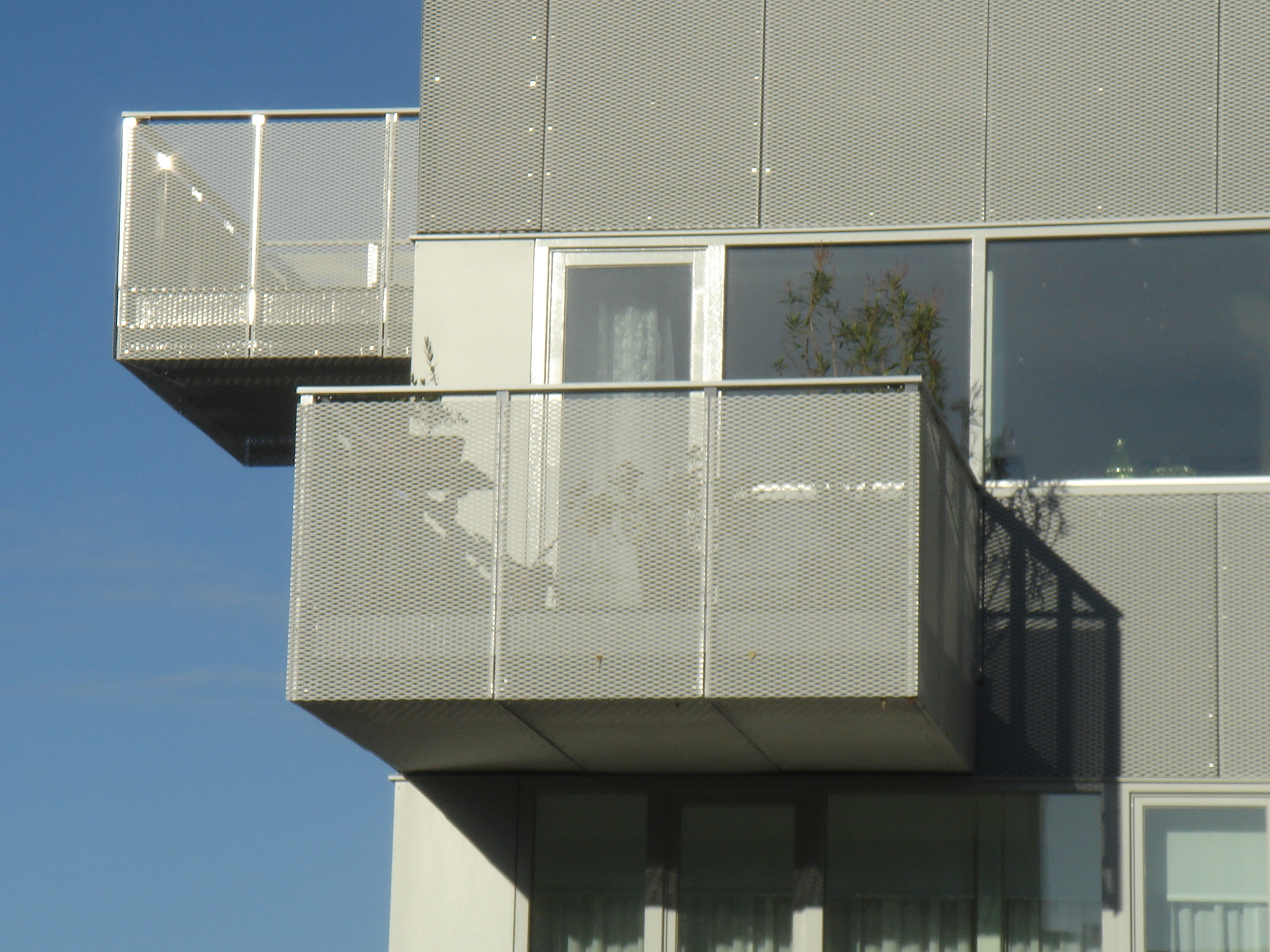 Detail van het balkon voorzien van MD Strekmetaal panelen als valbeveiliging bij Boogie Woogie in Amersfoort