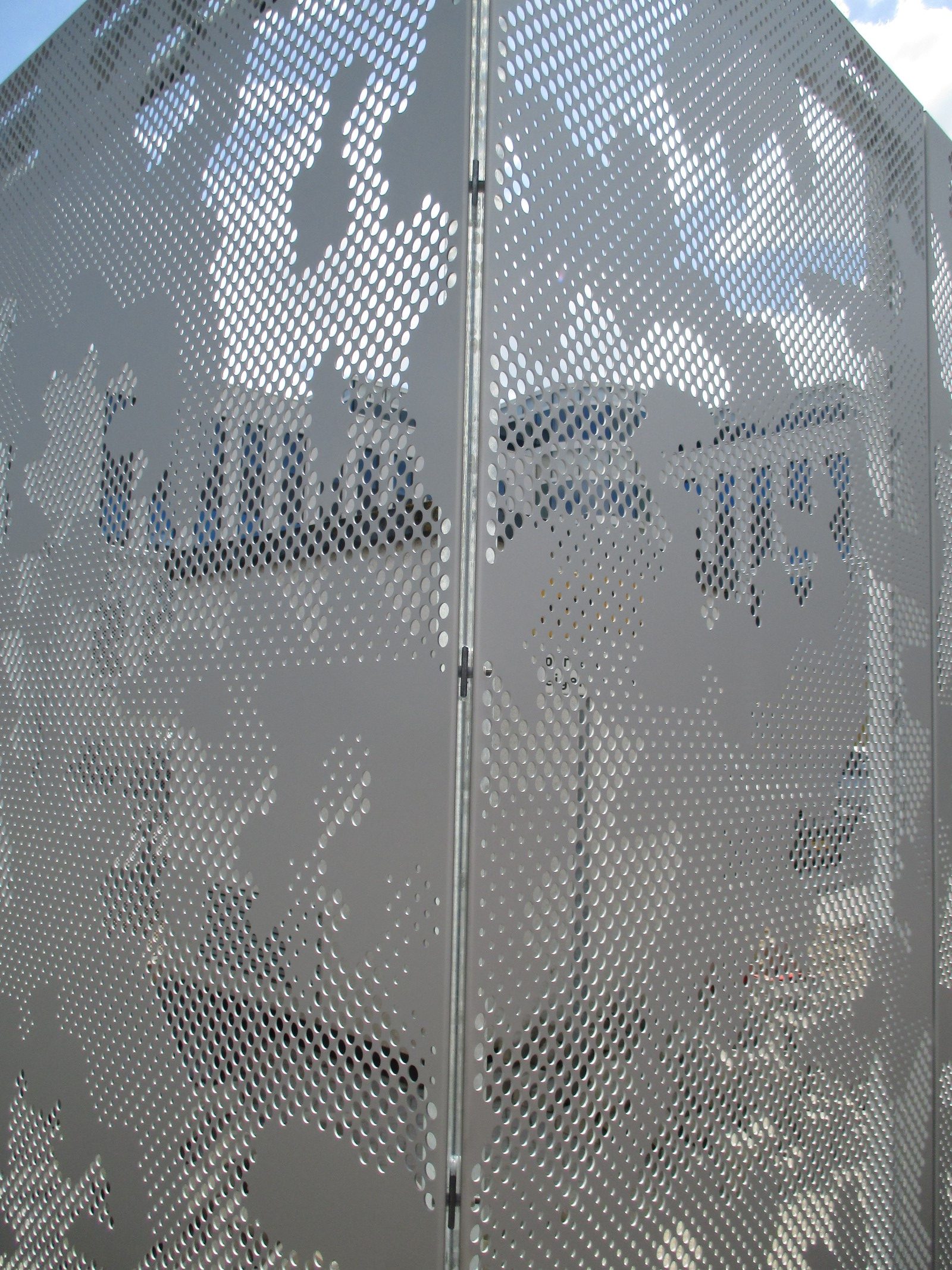 Detail designperforatie van de gevelbekleding van het trappenhuis aan de Paasheuvelweg in Amsterdam