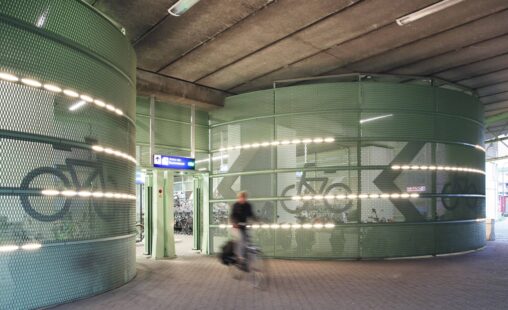 Groen gekleurde gevelbekleding van MD Strekmetaal in de Fietsenstalling op het Station in Den Haag