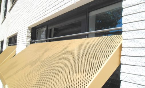 Detail van de MD Designperforatie zonwerende luiken bij Gemeentehuis in Bloemendaal