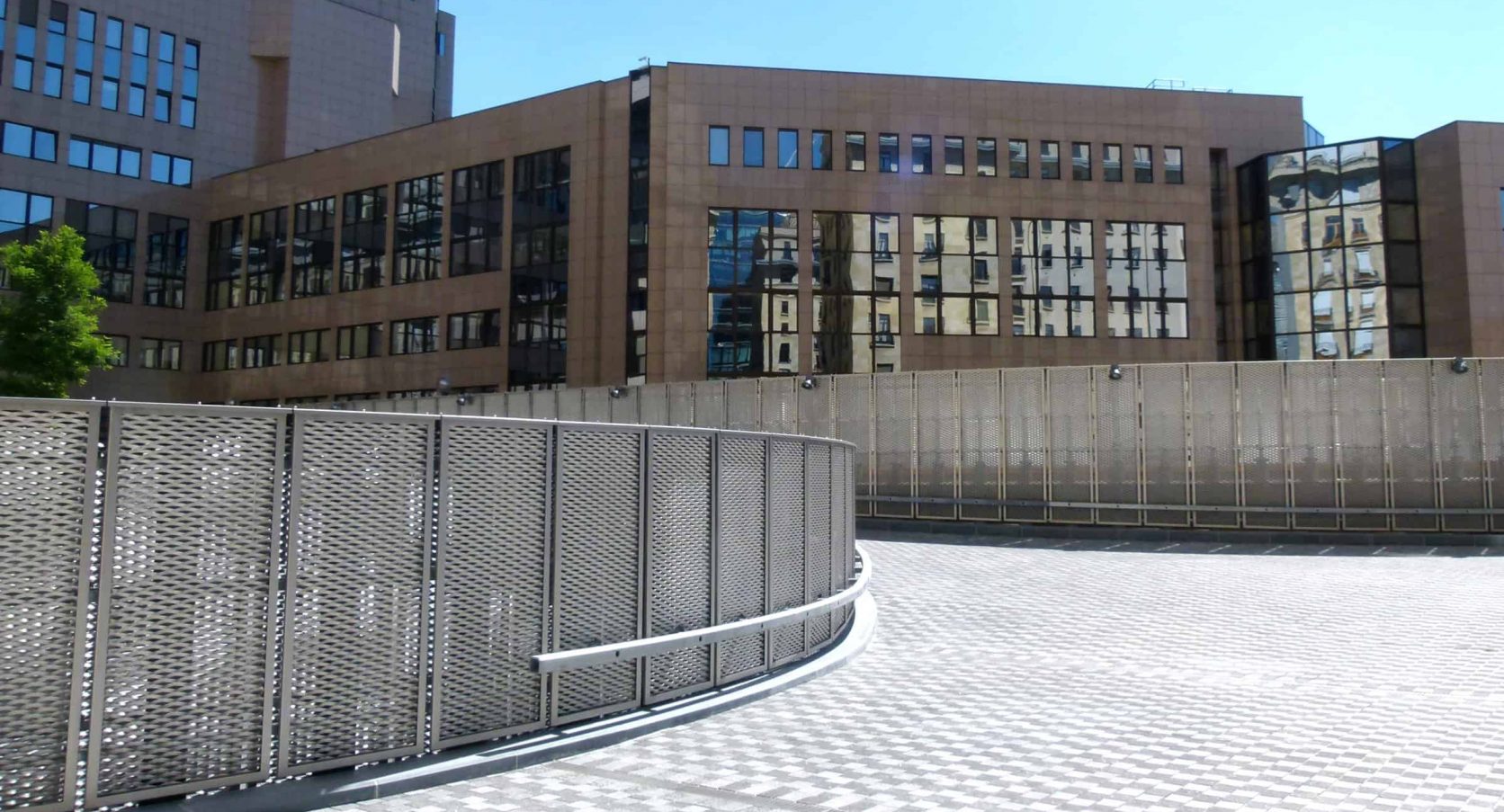 Terreinafscheiding van rvs strekmetaal van het Residence Palace in Brussel te België