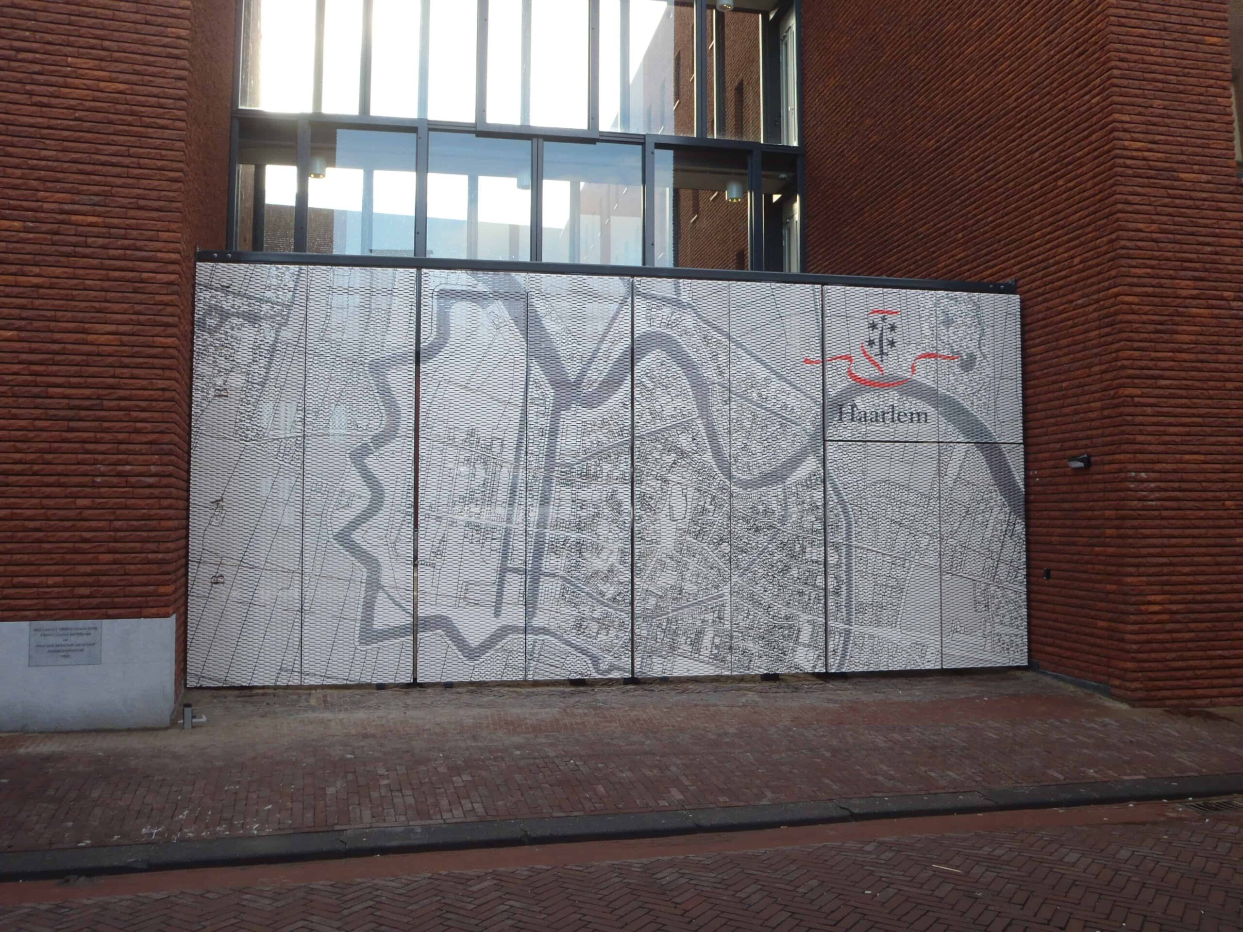 MD Strekmetaal met fotoprint als toegangsbeveiliging bij Stadskantoor Zijlpoort in Haarlem