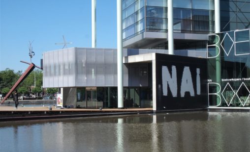 Zijaanzicht van de MD Strekmetaal gevelbekleding bij het NAI in Rotterdam
