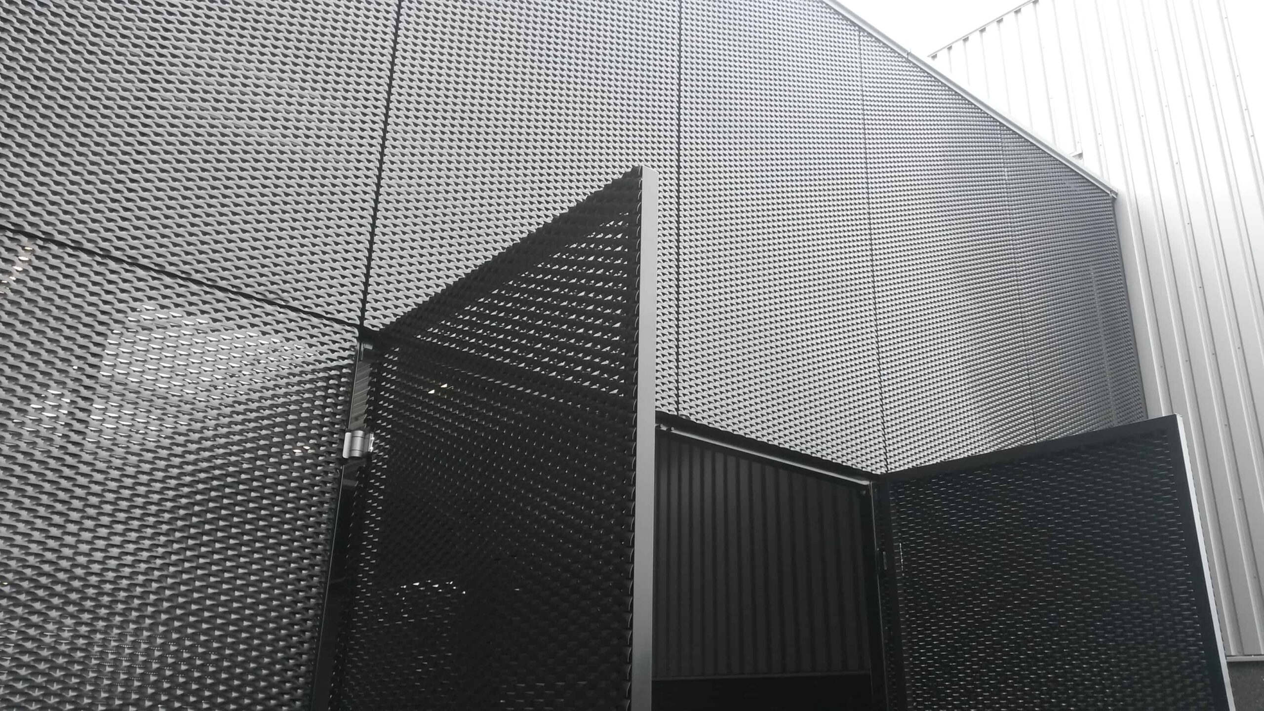 Groothuisbouw in Emmeloord voorzien van MD Strekmetaal panelen met MD Resto bevestiging