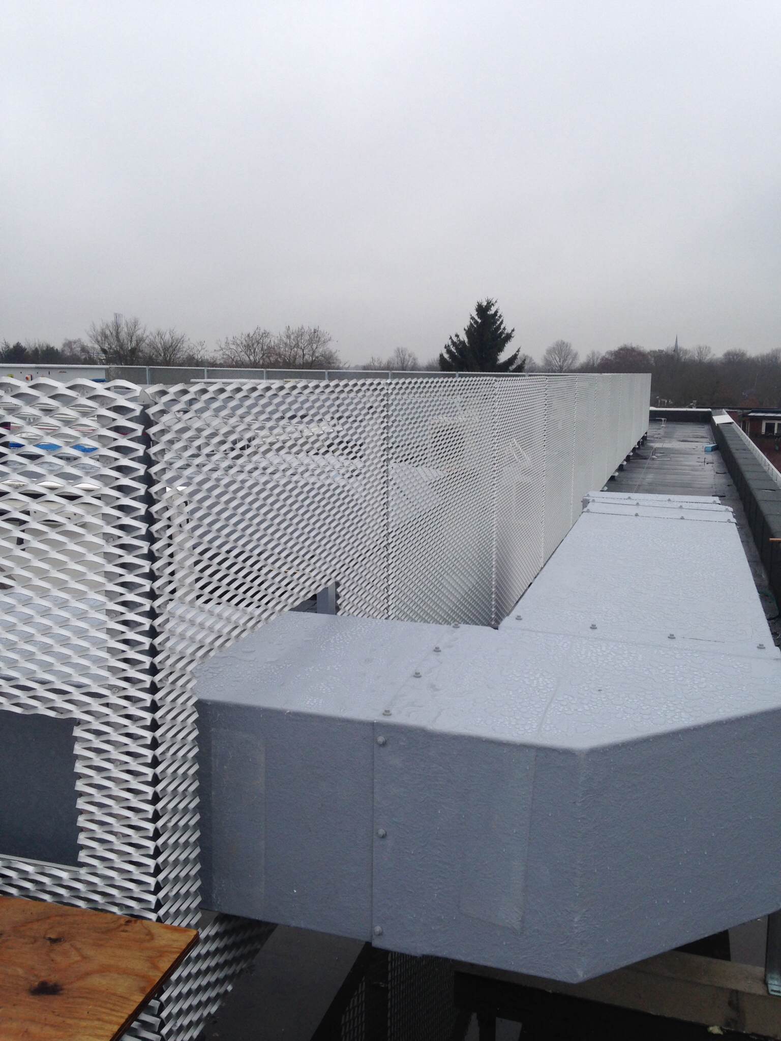Rabobank Dommelstreek in Geldrop voorzien van een dakopbouw van strekmetaal blank geanosideerd