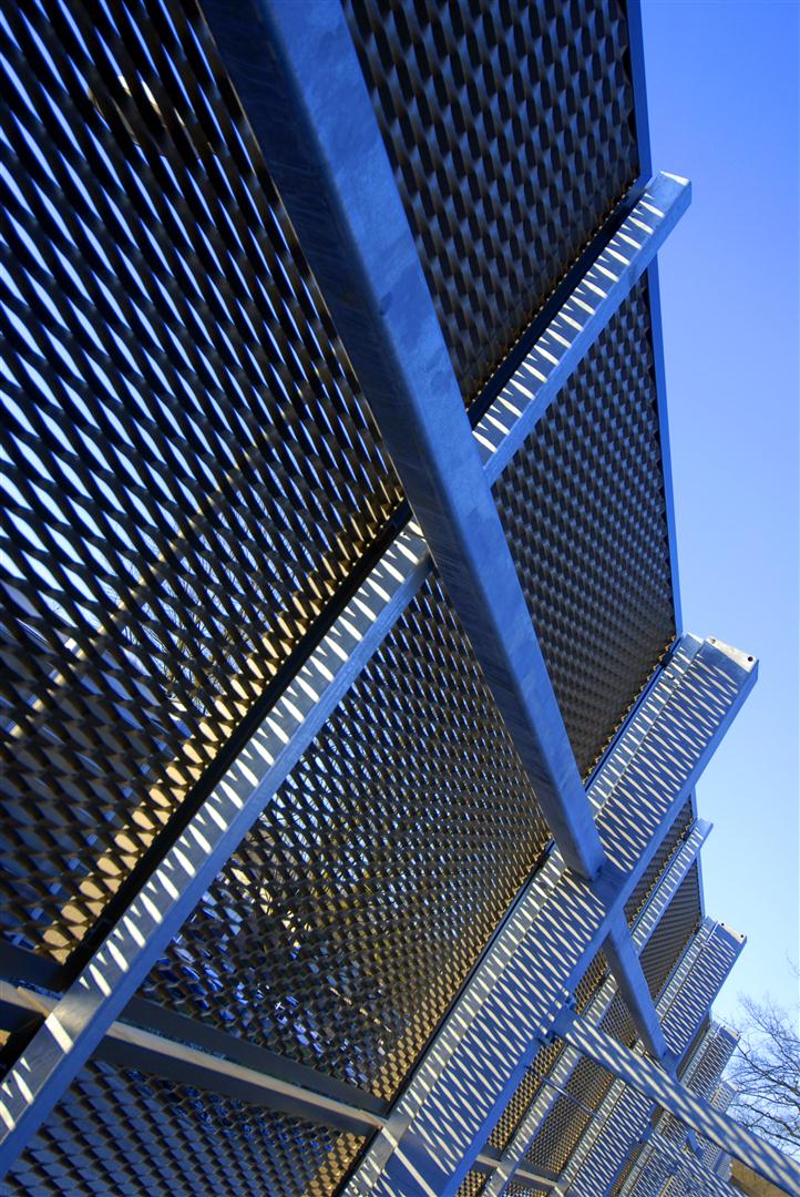 Detail van de MD Strekmetaal panelen bij de Parkeergarage Catalyst in Eindhoven