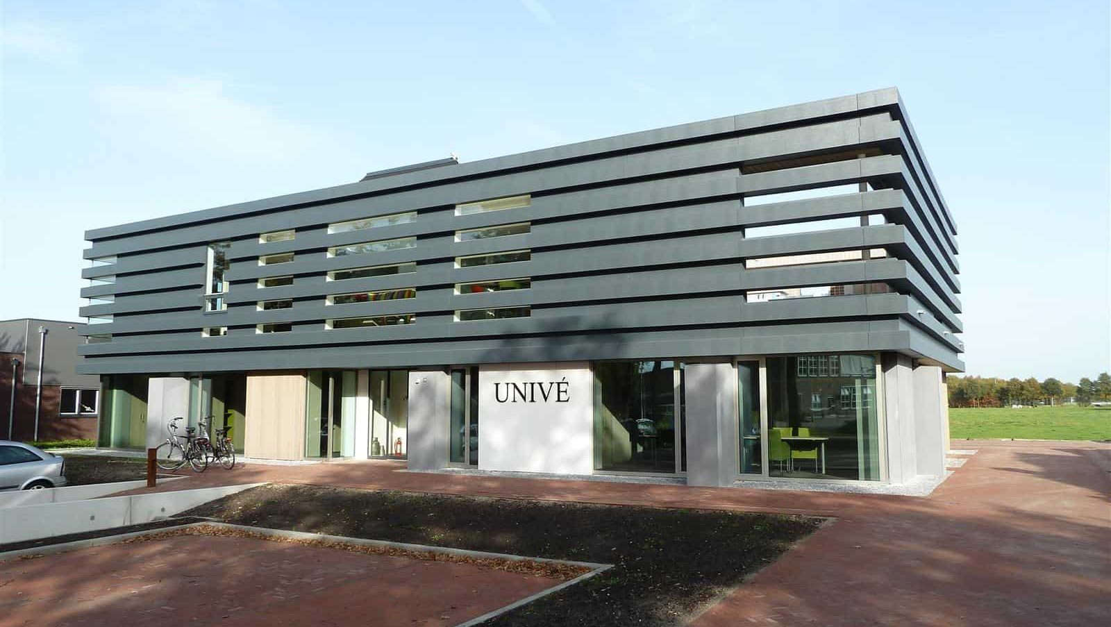 Voorkant van het kantoor Univé in Dwingeloo uitgerust met een MD Flack gevel in brede stroken