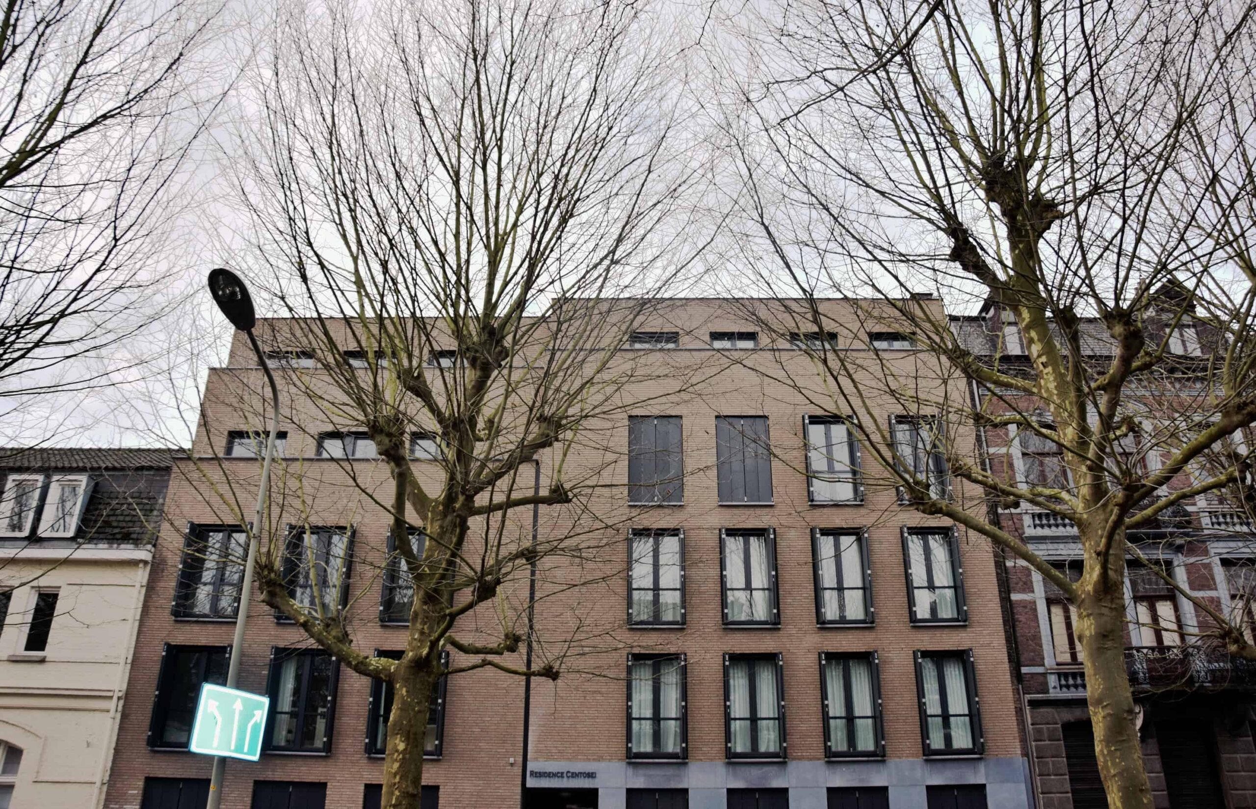 Voorkant van het appartementencomplex aan de Wilhelminasingel in Maastricht, uitgerust met MD Designperforatie