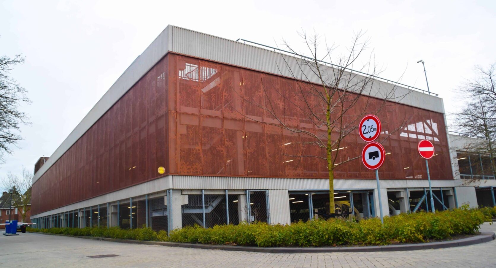 Parkeergarage Diakonessenhuis Utrecht uitgerust met geperforeerd staal als gevelbekleding