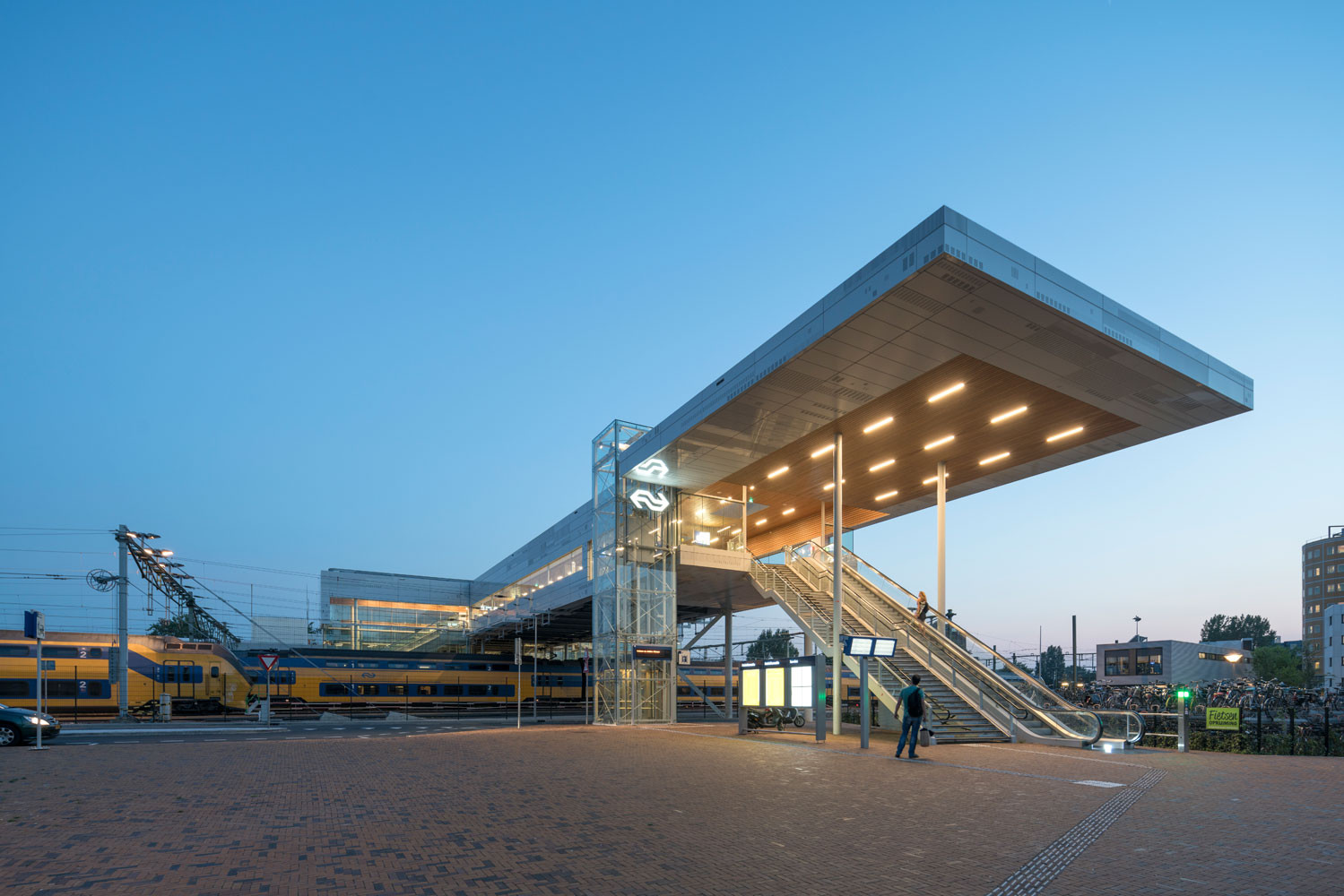 Het station in Alkmaar voorzien van MD Strekmetaal gevelbekleding