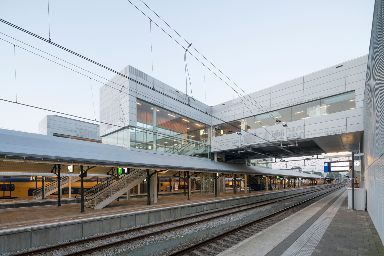 Station Alkmaar uitgerust met aluminium panelen strekmetaal