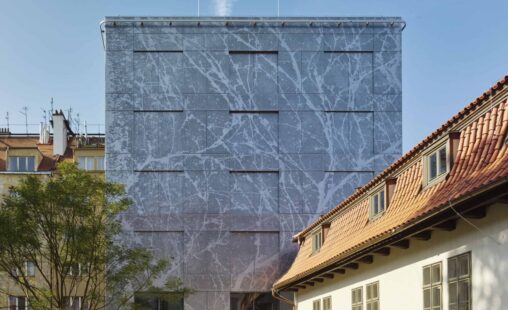 Designperforatie gevel met automatisch uitschuifbare luiken project Old Town Court te Praag