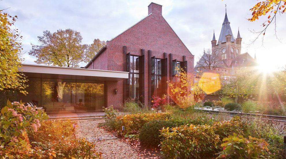 Dorpsvilla in Oisterwijk voorzien van aluminium panelen in MD Designperforatie, dat dient als zonwering