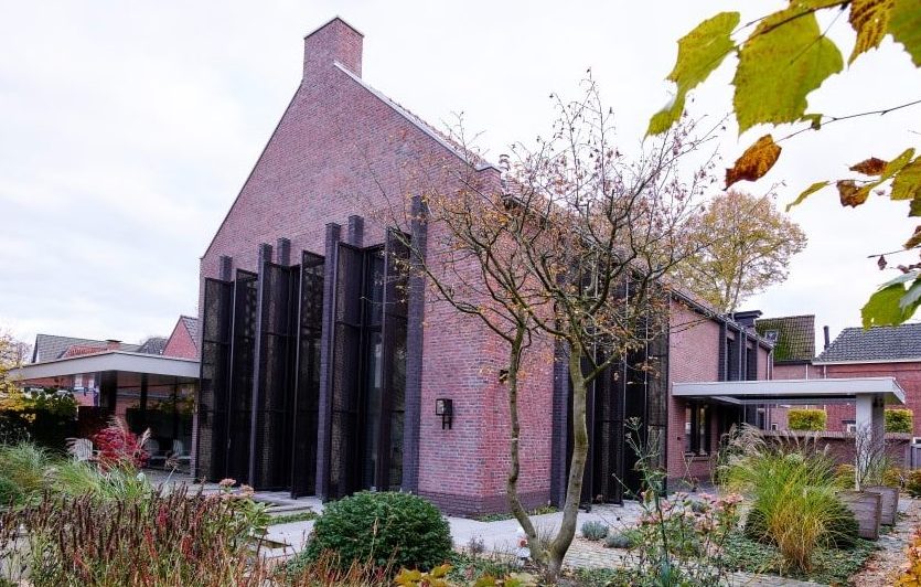 Buitenkant van deze Dorpsvilla in Oisterwijk is uitgerust met aluminium luiken met MD Apertura bevestigingssysteem
