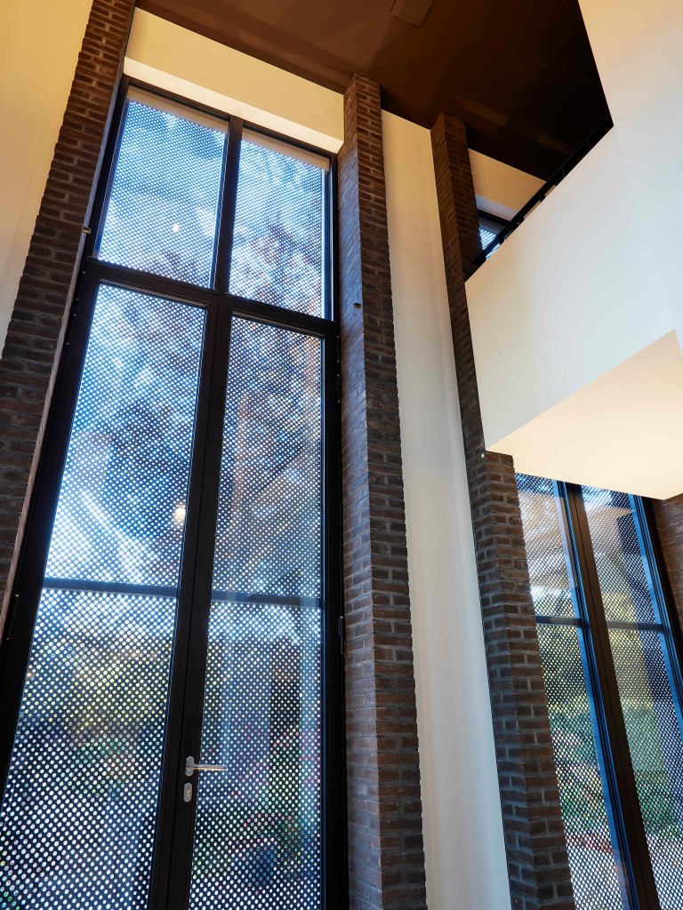 Aluminium panelen met zonwerende functie voor Dorpsvilla in Oisterwijk vanuit de binnenkant bekeken