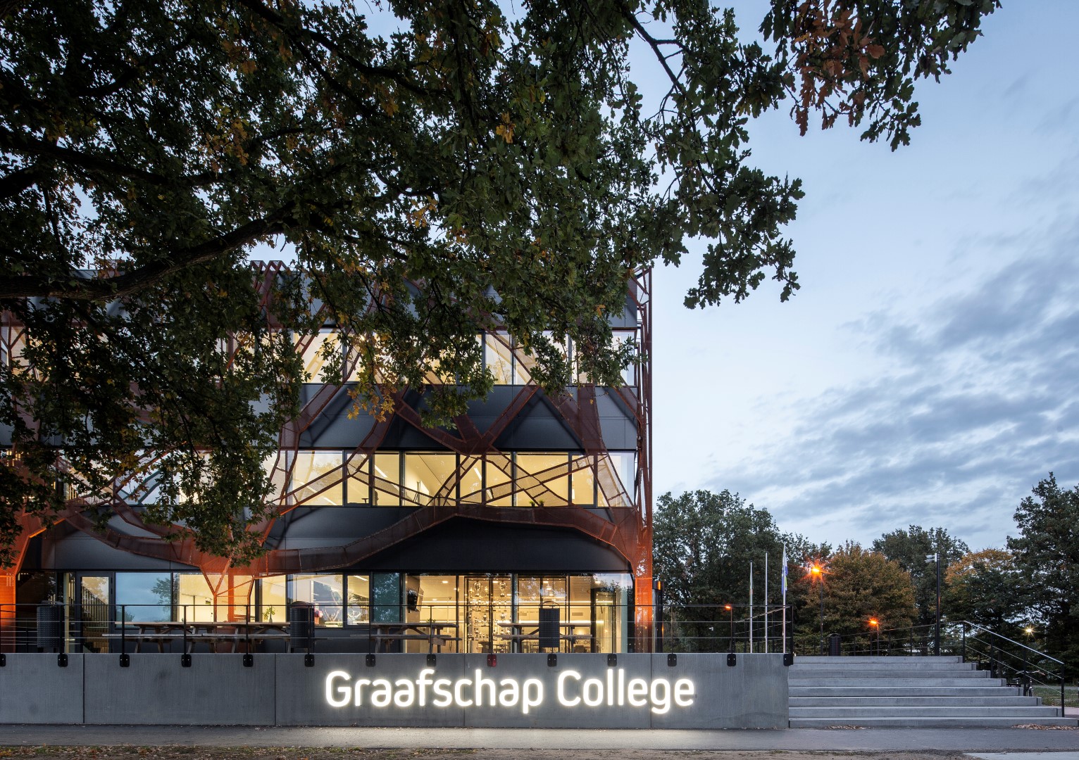 Boomgevel van corten staal Graafschap College in Doetinchem in de schemering