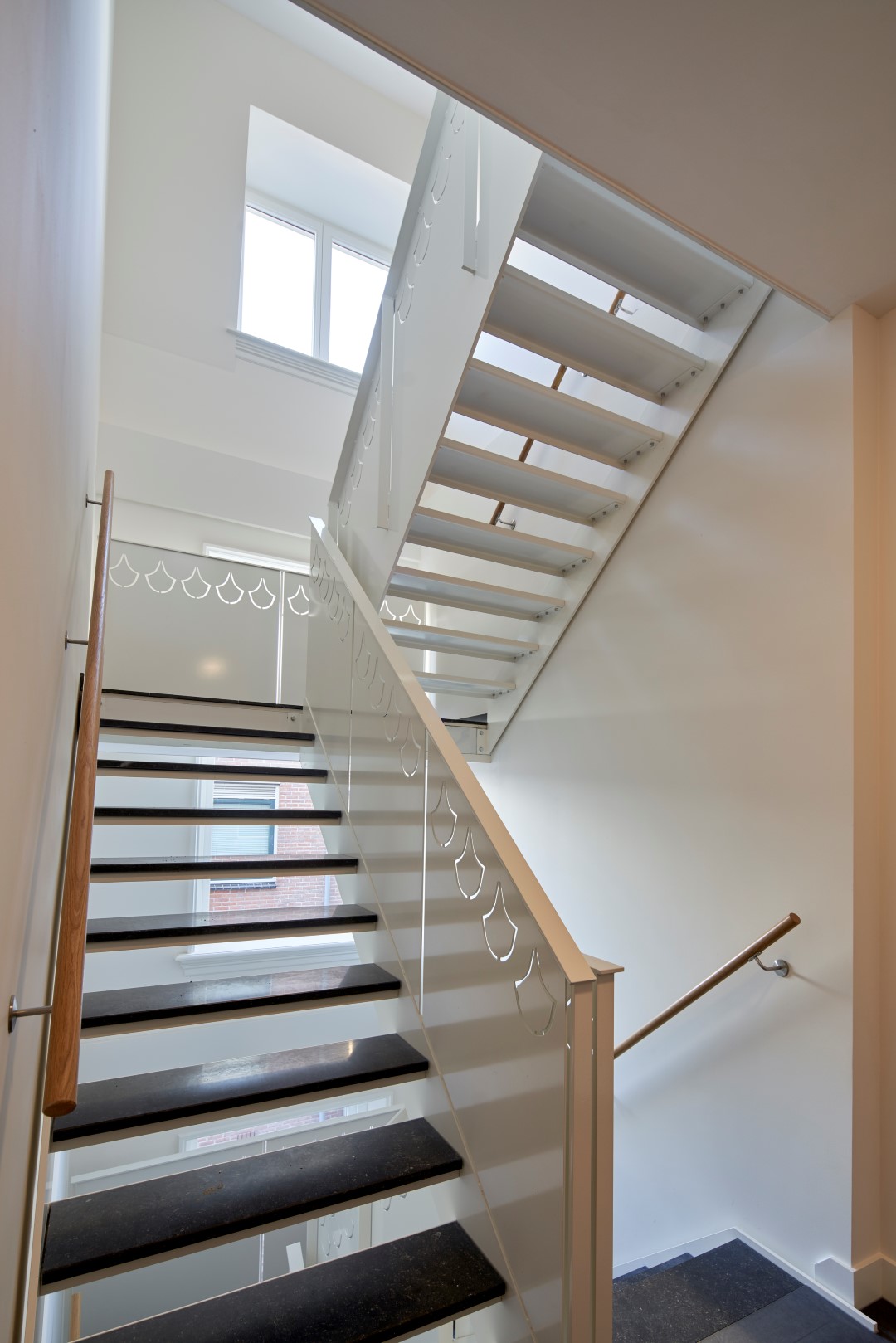 De trappen in het wooncomplex Plantsoen in Leiden met bladmotief