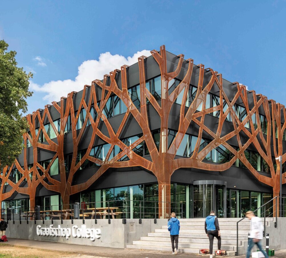 Graafschap College Doetinchem met geperforeerde cortenstalen boomgevel