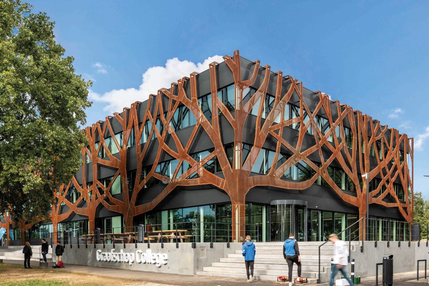 Graafschap College Doetinchem met geperforeerde cortenstalen boomgevel