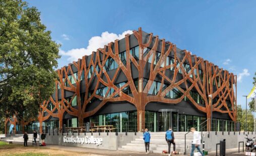Graafschap College Doetinchem – Cortenstalen boomgevel Graafschap College Doetinchem met geperforeerde cortenstalen boomgevel
