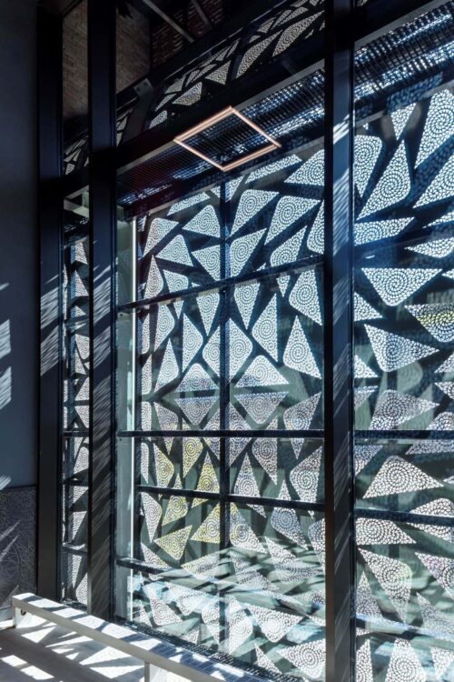 Gevelbekleding MD Designperforatie Theater Zuidplein Kunstenpand Rotterdam binnen buiten boven Gevelbekleding MD Designperforatie Theater Zuidplein Kunstenpand Rotterdam binnen buiten boven