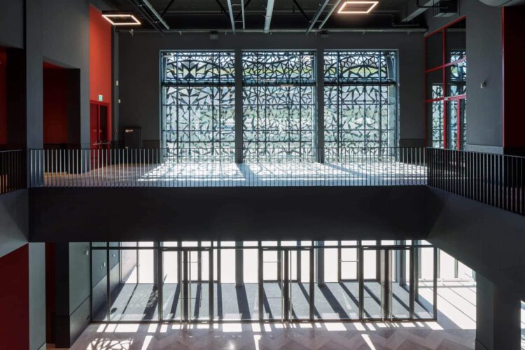 Gevelbekleding MD Designperforatie Theater Zuidplein Kunstenpand Rotterdam binnen buiten entree Gevelbekleding MD Designperforatie Theater Zuidplein Kunstenpand Rotterdam binnen buiten entree