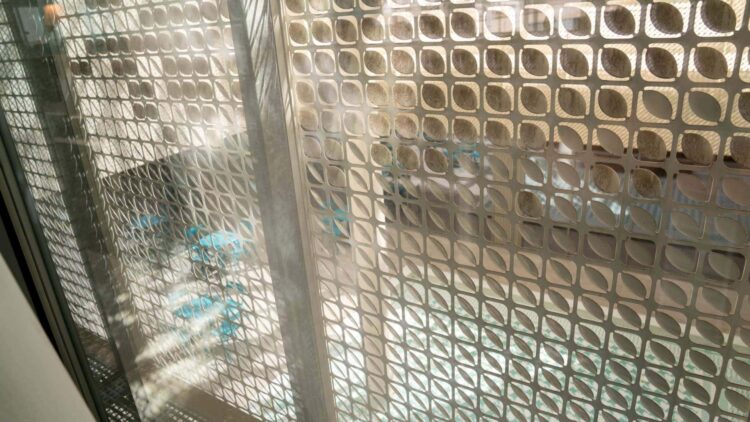 Gevelbekleding MD Strekmetaal Raqtan in Saudi-Arabie zicht binnen buiten Gevelbekleding MD Strekmetaal Raqtan in Saudi-Arabie zicht binnen buiten