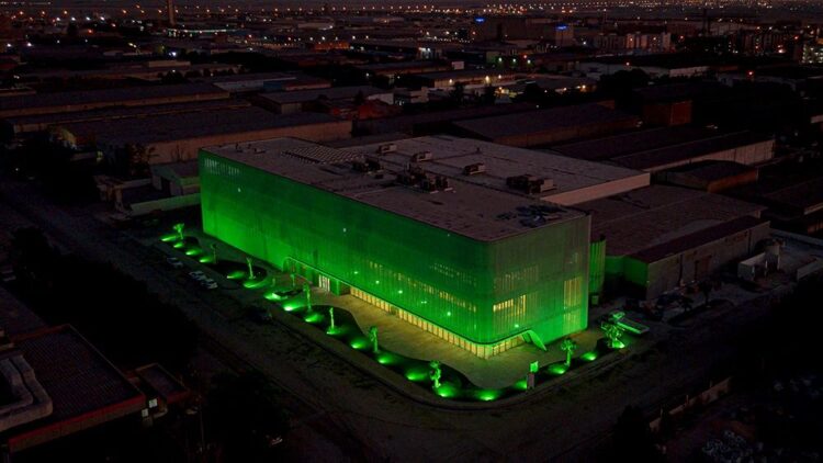 raqtan groen groene gevelverlichting strekmetaal gevel