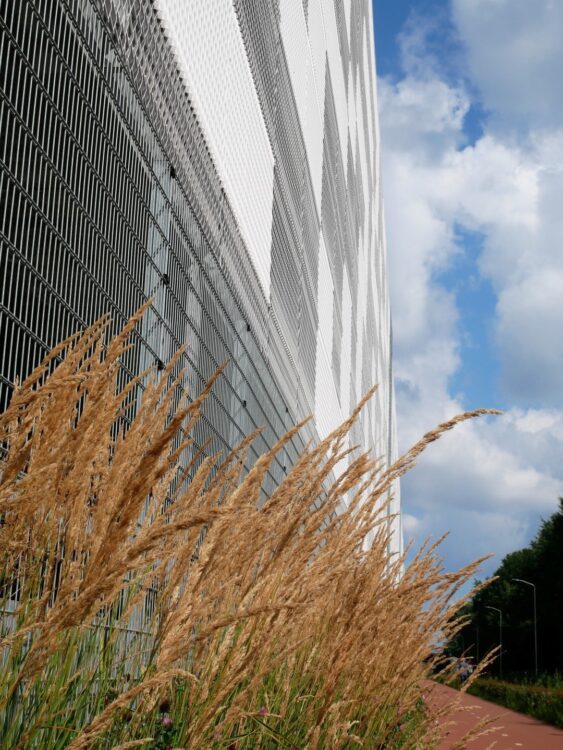 ASML-parkeergarage-strekmetaal-metadecor