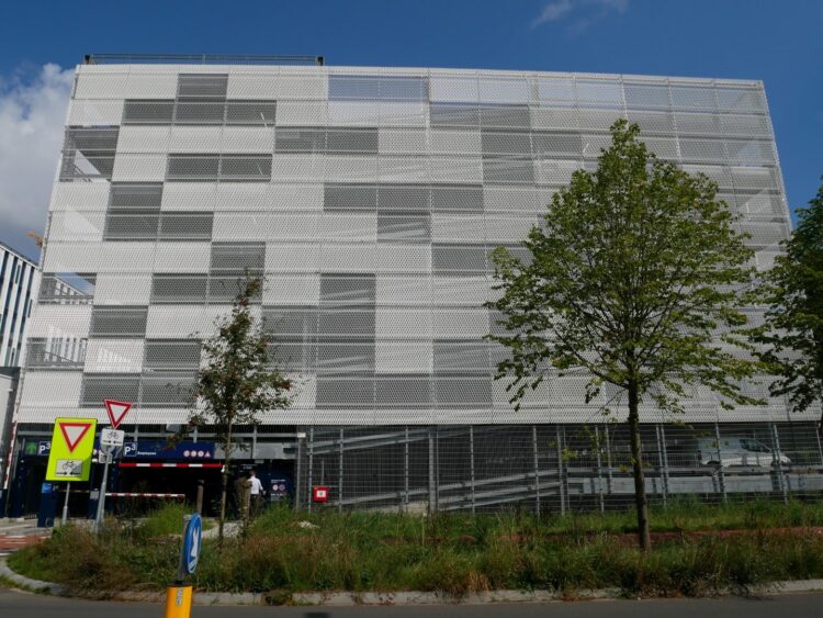 ASML-parkeergarage-strekmetaal-metadecor
