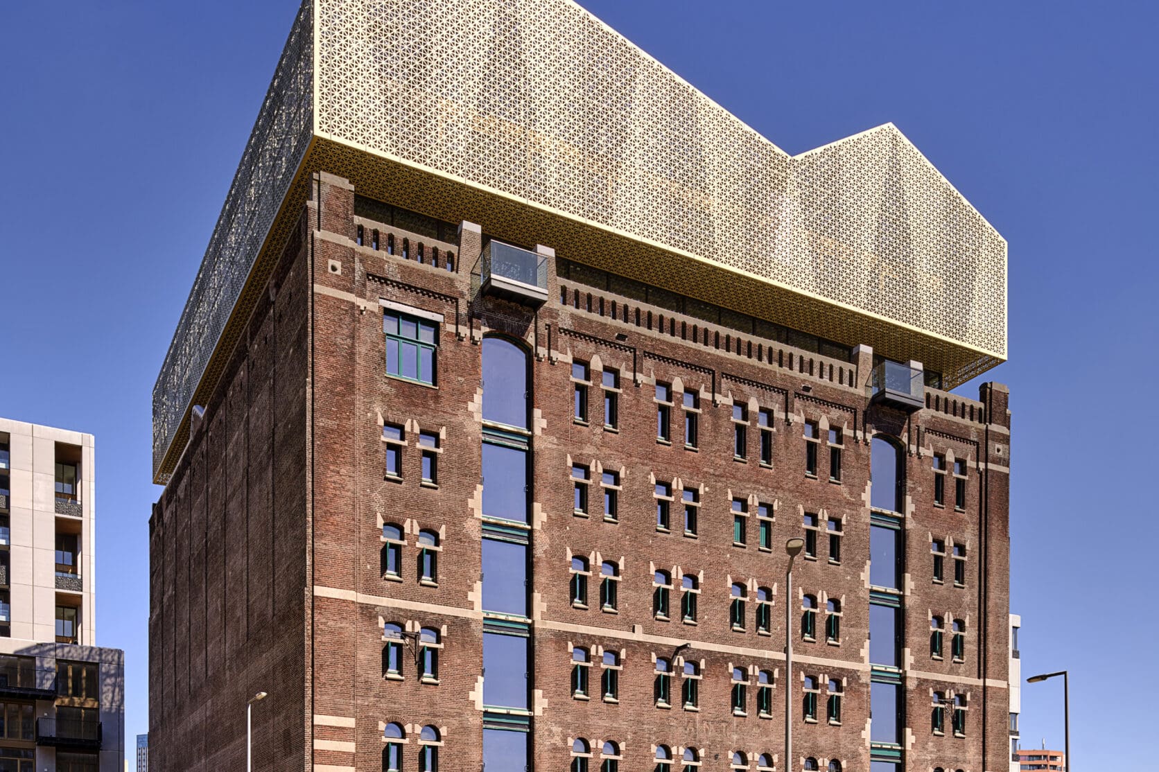 Pakhuis Santos in Rotterdam met gouden aluminium MD Designperforatie gevel van Metadecor