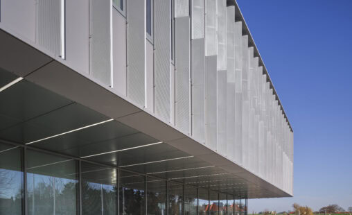 DV&O in Zaanstad. Bovenkant bekleed met MD Lamel en MD Designperforatie van aluminium. De bovenste lamellen hebben grotere perforaties dan de onderste lamellen.