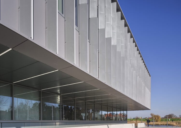 Metadecor | MD Flack (plint en luifel), MD Lamel en MD Designperforatie (bovenkant) | DV&O in Zaanstad DV&O in Zaanstad. Bovenkant bekleed met MD Lamel en MD Designperforatie van aluminium. De bovenste lamellen hebben grotere perforaties dan de onderste lamellen.