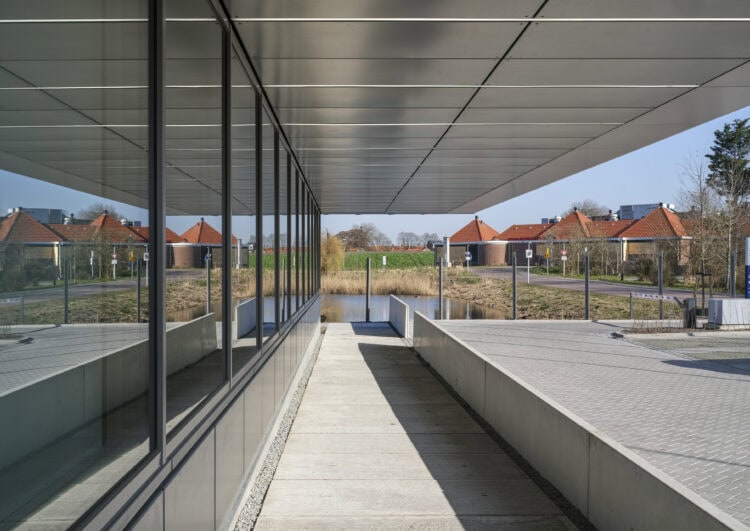 Metadecor | MD Flack (plint en luifel), MD Lamel en MD Designperforatie (bovenkant) | DV&O in Zaanstad DV&O in Zaanstad. Plint en luifels van MD Flack in Magnelis-staal.