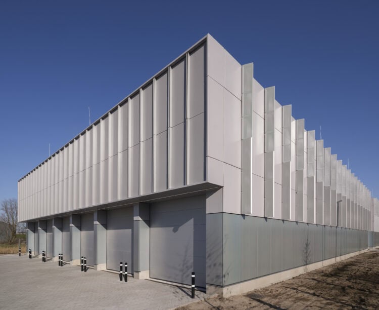 Metadecor | MD Flack (plint en luifel), MD Lamel en MD Designperforatie (bovenkant) | DV&O in Zaanstad DV&O in Zaanstad. Door het spel van zonlicht en schaduw op de geperforeerde lamellen verandert de uitstraling van het gebouw gedurende de dag.