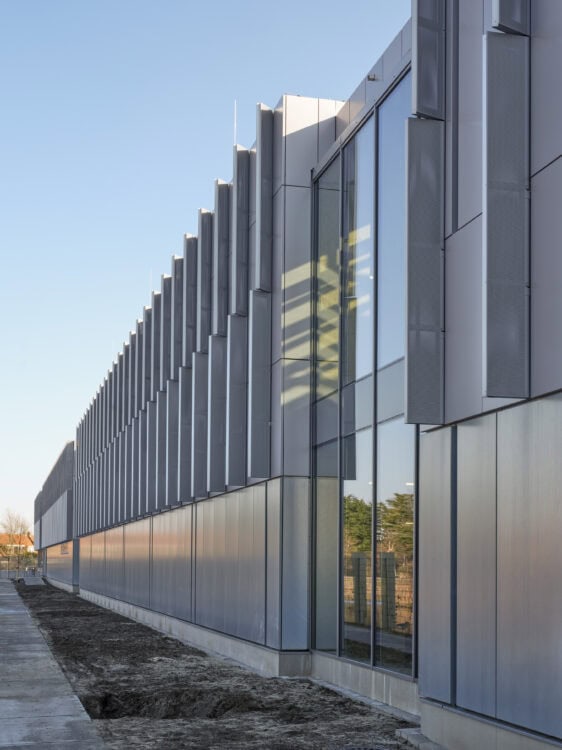 Metadecor | MD Flack (plint en luifel), MD Lamel en MD Designperforatie (bovenkant) | DV&O in Zaanstad DV&O in Zaanstad. Door het spel van zonlicht en schaduw op de geperforeerde lamellen verandert de uitstraling van het gebouw gedurende de dag.