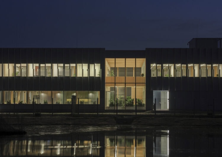 Metadecor | MD Flack (plint en luifel), MD Lamel en MD Designperforatie (bovenkant) | DV&O in Zaanstad DV&O in Zaanstad. Een gevel met krachtige ritmiek en subtiele detaillering, passend bij de publieke functie én het naastgelegen Natura 2000-gebied.