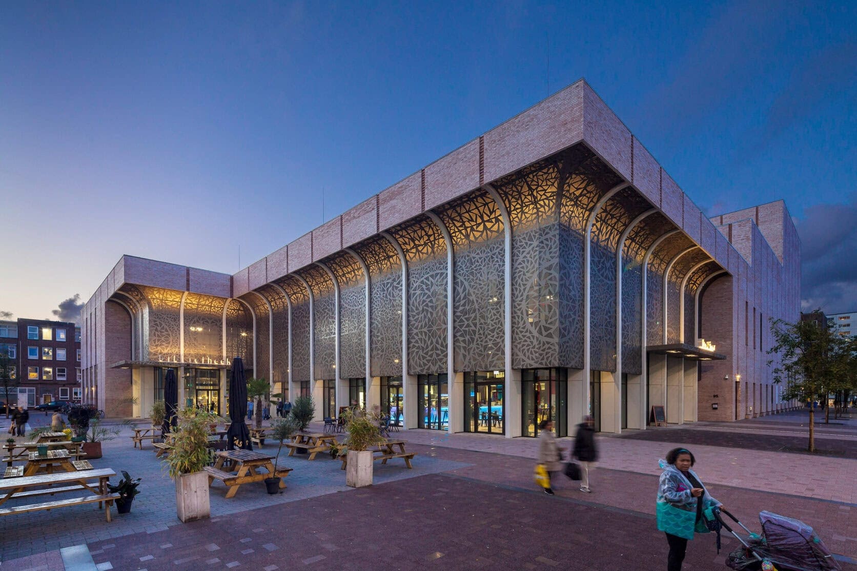 Theater Zuidplein Rotterdam met geperforeerde aluminium gevelbekleding van Metadecor