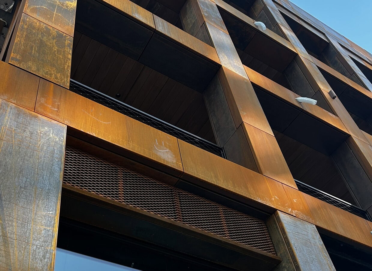 Metadecor_Corten staal_gevelbekleding_Montevideo Antwerpen cortenstaal gevelbekleding