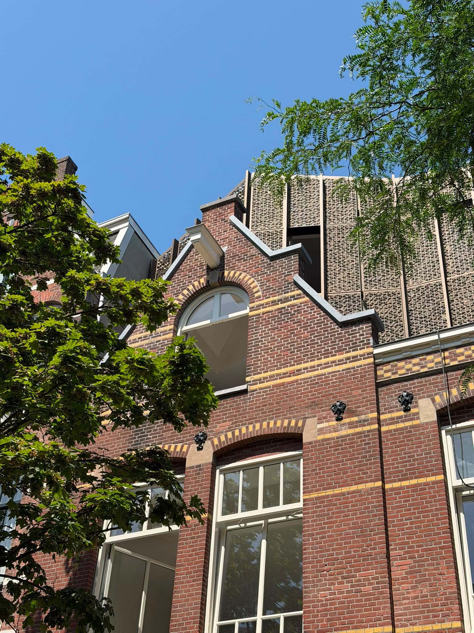 Renovatie Van Ostadestraat Amsterdam met MD Formatura gevelbekleding boven monumentale voorgevel