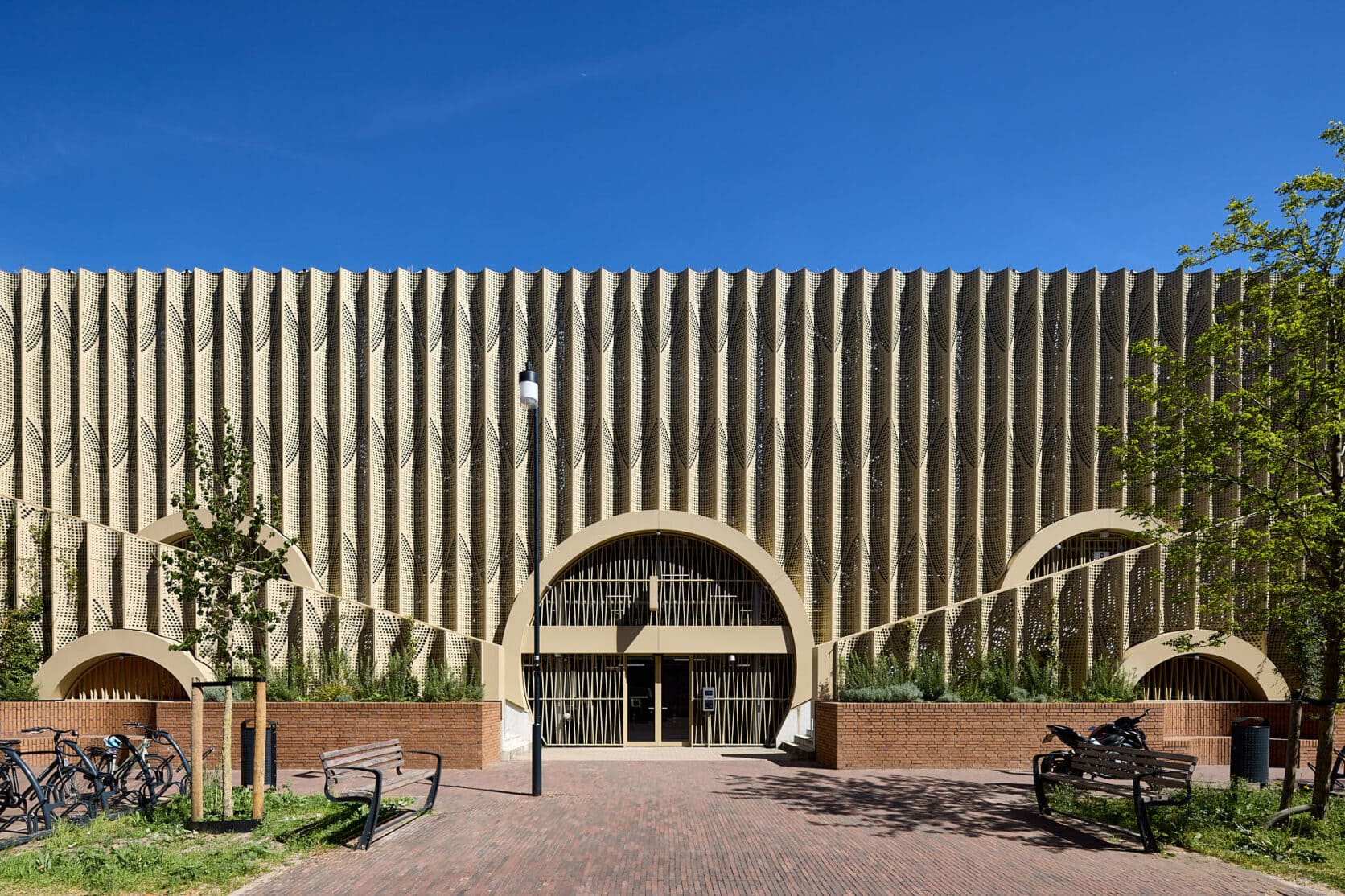 Theater Zuidplein in Rotterdam, onderdeel van het Kunstpand in Hart van Zuid. De gevel is voorzien van MD Designperforatie van Metadecor. Het geperforeerde aluminium vormt een karakteristieke tweede huid rond het gebouw en geeft de gevel een open, gelaagd en herkenbaar uiterlijk.