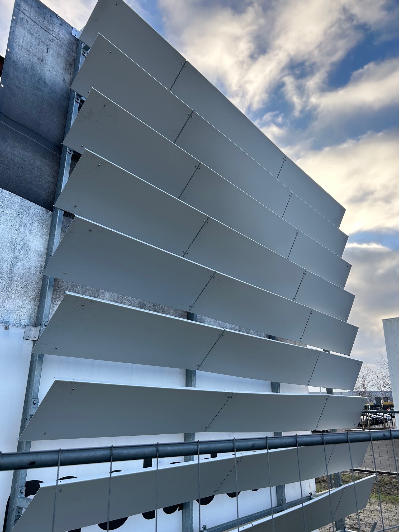Full-scale mock-up van de aluminium lamellengevel voor parkeergarage P30 op Brussels Airport.