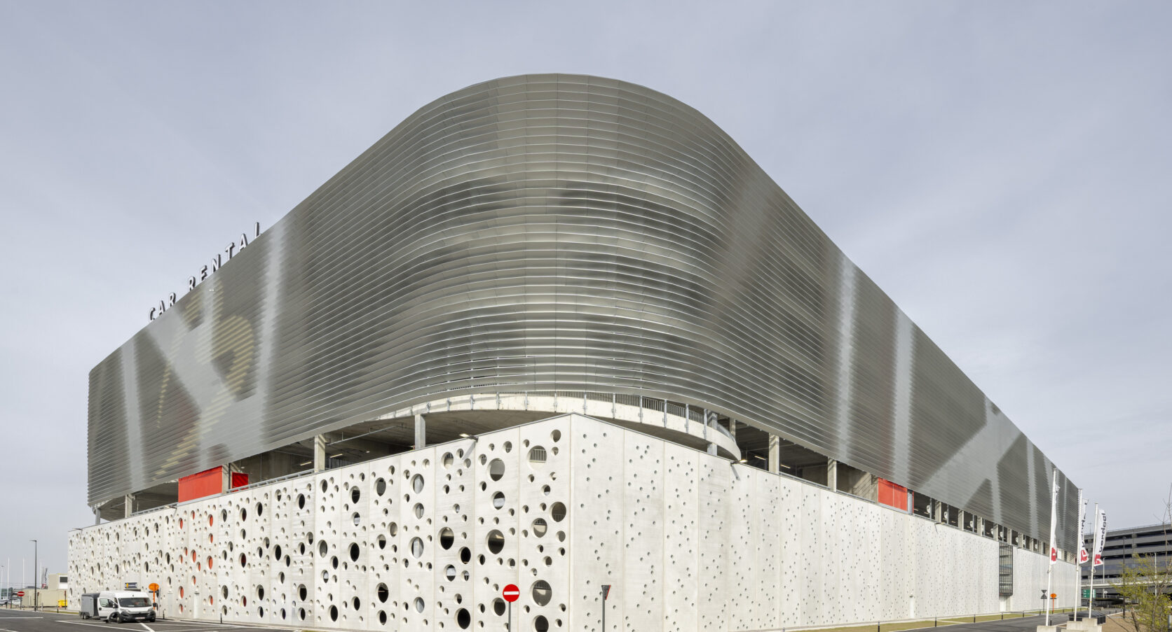 parkeergarage-p30-zaventem-afgeronde-aluminium-lamellengevel._Lucasvanderwee Afgeronde hoek van de aluminium lamellengevel van parkeergarage P30 op Brussels Airport in Zaventem.