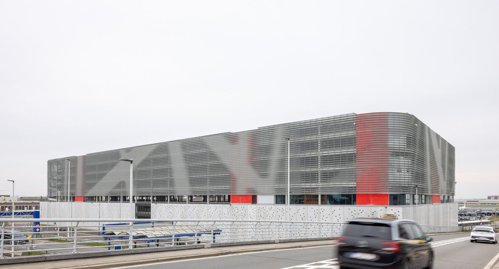 Parkeergarage P30 Zaventem – aluminium lamellengevel Aluminium lamellengevel van parkeergarage P30 op Brussels Airport in Zaventem, gerealiseerd door Metadecor.