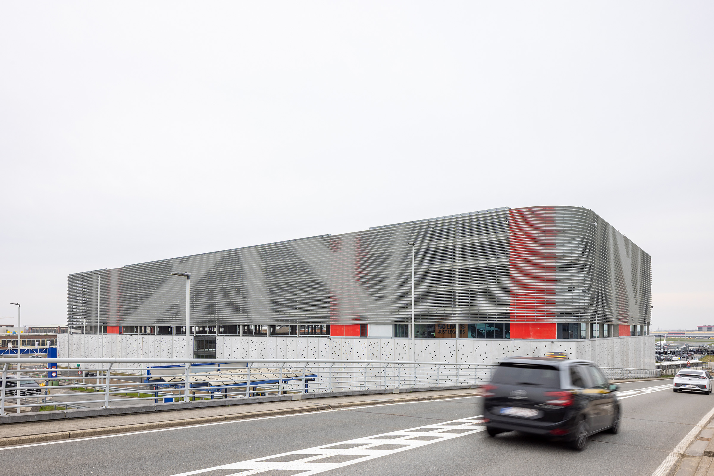 Aluminium lamellengevel van parkeergarage P30 op Brussels Airport in Zaventem, gerealiseerd door Metadecor.